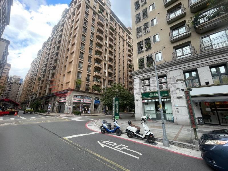 C170歐洲村邊間挑高金店面,新北市新莊區立信三街