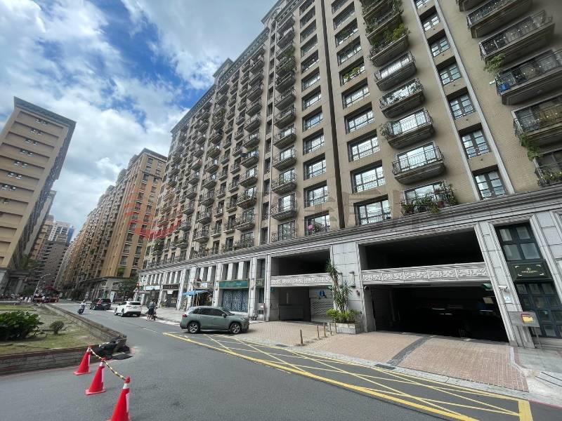 C170歐洲村邊間挑高金店面,新北市新莊區立信三街
