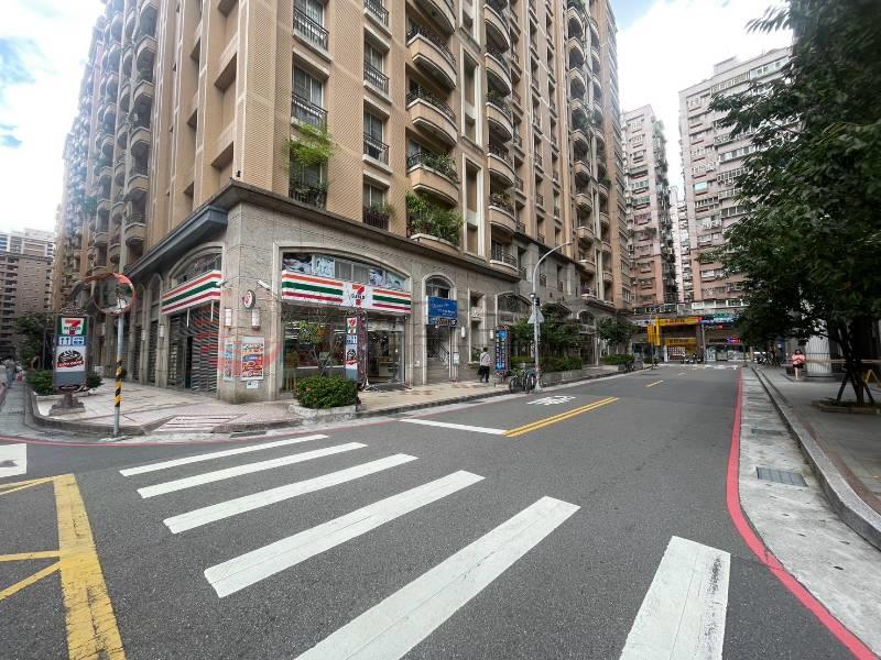 C170歐洲村邊間挑高金店面,新北市新莊區立信三街