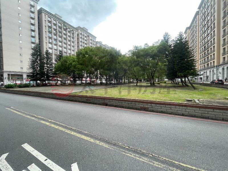 C170歐洲村邊間挑高金店面,新北市新莊區立信三街