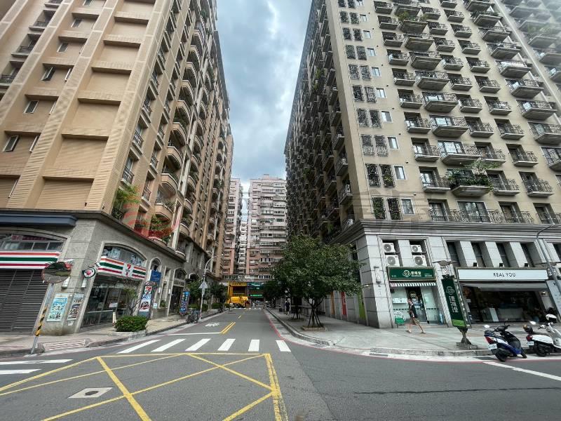 C170歐洲村邊間挑高金店面,新北市新莊區立信三街