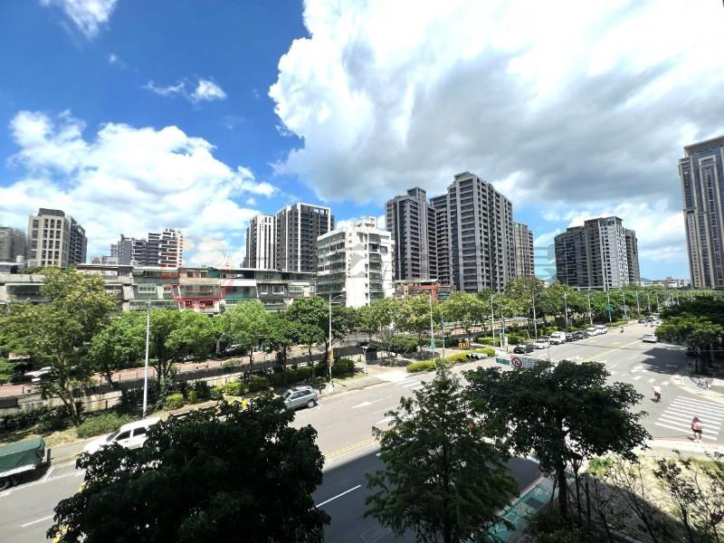 B54副都心成家必看小露臺二房+車位,新北市新莊區中華路三段